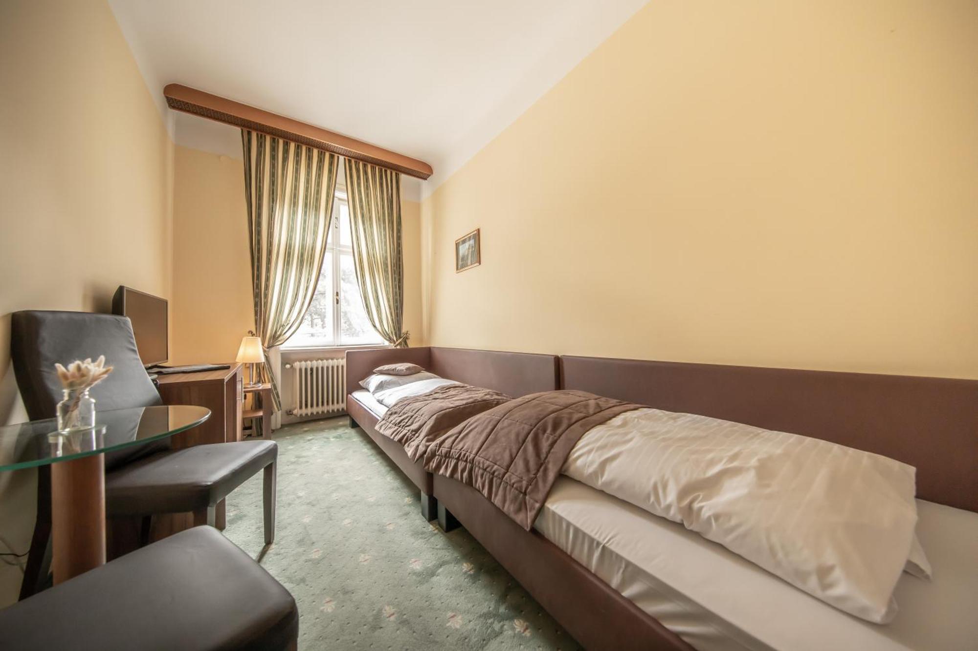 Hotel Bergwirt Schoenbrunn Wien Exteriör bild
